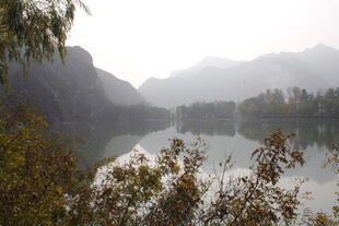 雾中湖景 山林朦胧之美