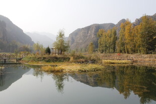 秋日山水倒影美景