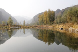 山水秋景倒影如画