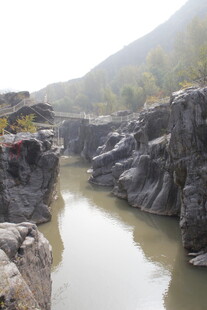 山间河谷 岩石环绕的水域