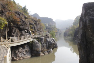山间河畔栈道风景