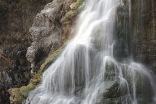 山间瀑布水流倾泻而下