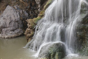 山间小瀑布景观