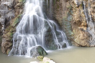 山间小瀑布景观