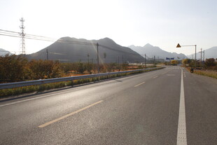 宽阔公路延伸至远山