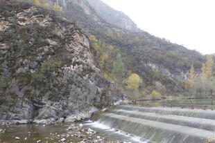 山间溪流与岩石景观