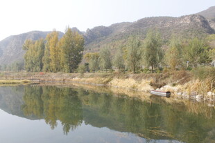 秋日山水间的宁静湖泊