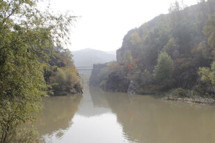 山间河流的静谧景致