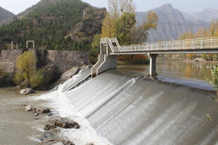 山间水坝景观