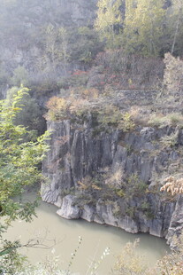 山间河谷壮丽自然景观