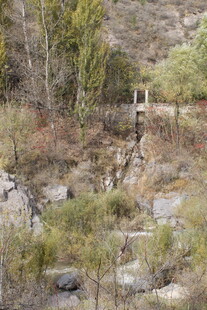 山间溪流上的简易木桥