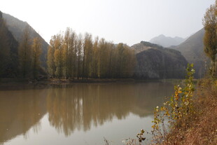 秋日湖景 山林倒影如画