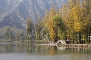 秋日湖畔山林美景