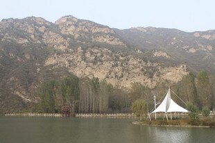 湖畔山景中的白色帐篷