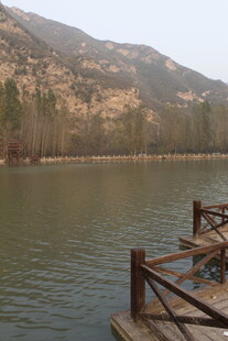 湖畔木质栈桥风景