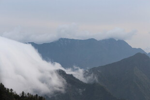 云雾缭绕的壮美山峦