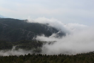 山间云雾缭绕的壮美景色