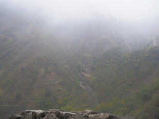 山间云雾缭绕的朦胧景致