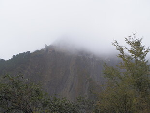 云雾缭绕的山峦