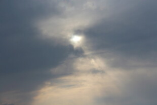 穿透乌云的阳光