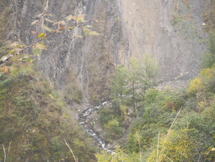 山间峡谷溪流美景