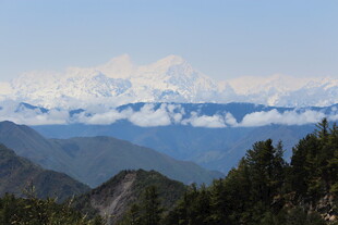 壮丽山景与远处云海