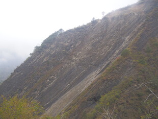 山间陡峭滑坡地貌景观