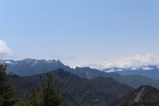 壮丽山峦远景图