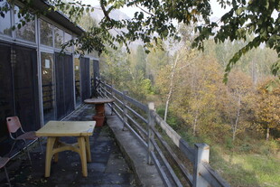 秋日露台外的自然景致