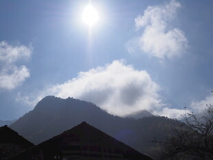 阳光照耀下的山峦美景