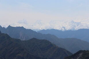 壮丽山景 远处雪峰隐约