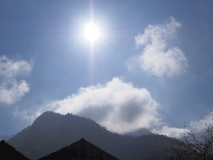 蓝天暖阳下的山峦美景