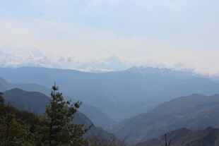 山峦景色 远处雪峰隐现