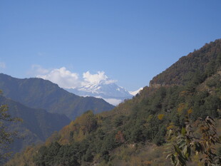 山间美景 远眺蓝天白云山脉