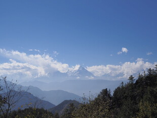 蓝天群山间的云海壮丽景