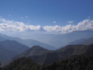 壮丽山景与蓝天白云