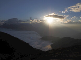 日出云海壮丽山景