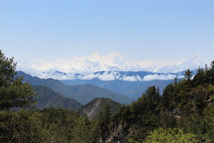 青山环抱下的雪山美景