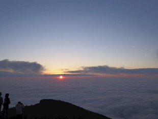 山顶观云海日出美景