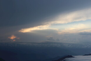 高空云海间的壮丽霞光