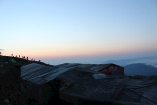 山间屋顶的黄昏美景