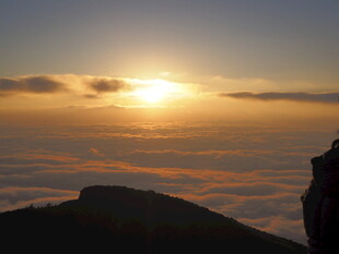 山顶日出云海壮丽景观