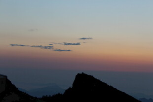 日落时分的壮丽山峦景色