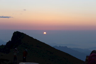 山顶观日落景象