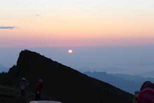 山顶观日落美景