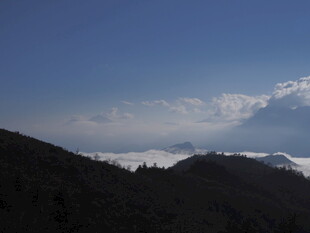 山峦云海间的壮丽景致