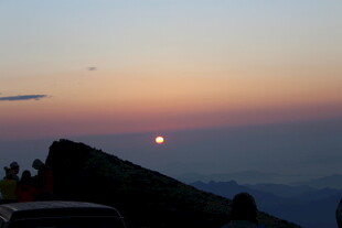 山顶观壮丽日出美景