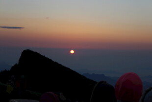 山顶观日落美景