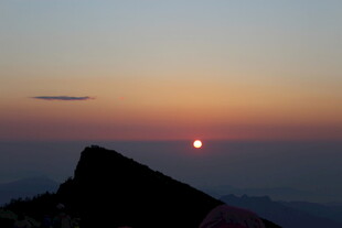 山顶观壮丽落日美景