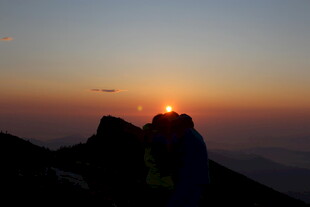 山顶观日出美景